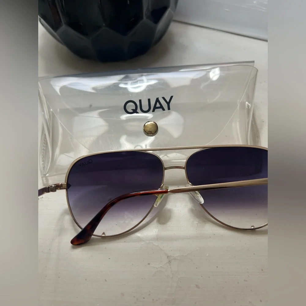 Quay Sunglasses - Picture 2 of 3